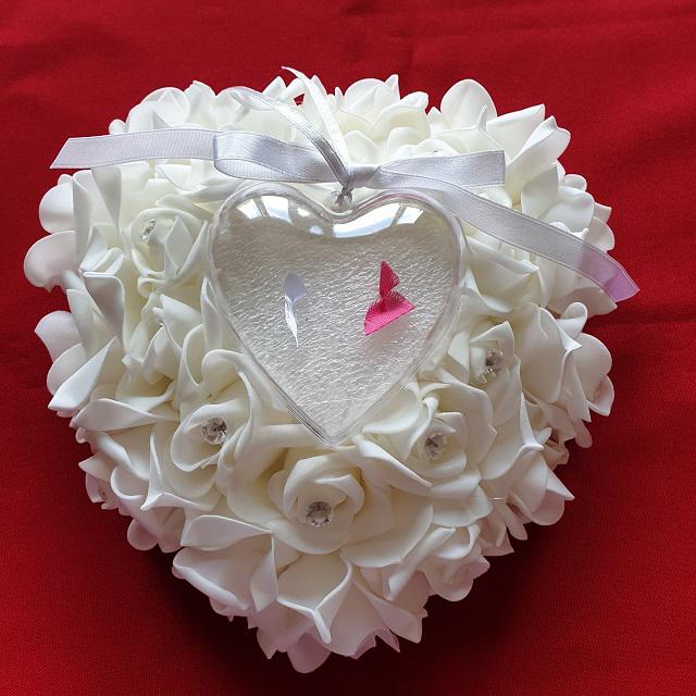 Esküvői Szív alakú gyöngyös vagy köves Gyűrűpárna fehér habrózsából