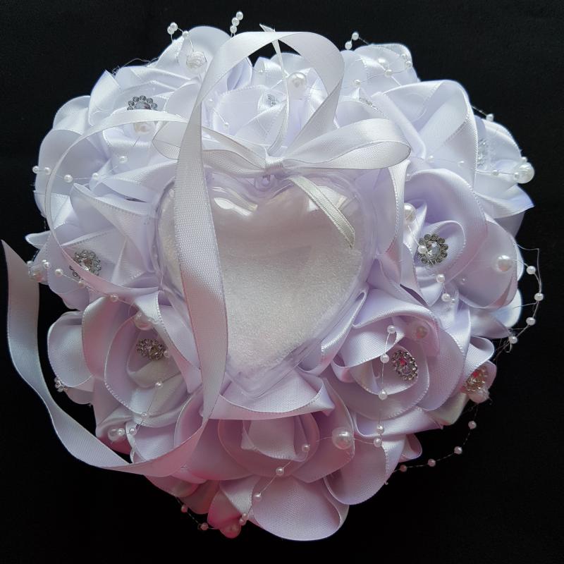 Esküvői Szív alakú Gyűrűpárna fehér szatén rózsából