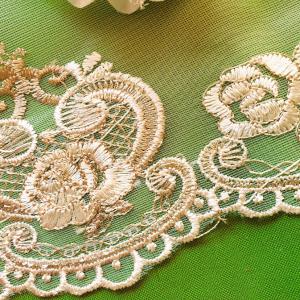 200SCS45 - 20cm széles fehér csipke bézs hímzéssel