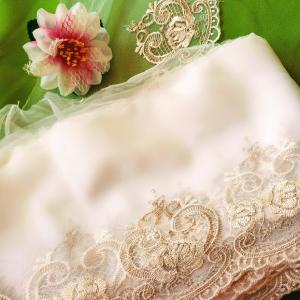 200SCS45 - 20cm széles fehér csipke bézs hímzéssel