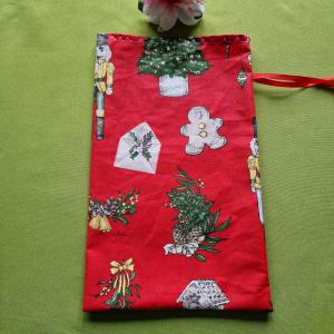 DCS125 - Diótörő, mézeskalács, karácsonyfa mintás mikulás zsák, textil ajándéktasak - piros