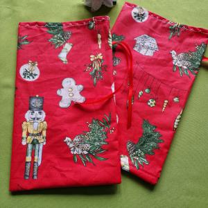 DCS125 - Diótörő, mézeskalács, karácsonyfa mintás mikulás zsák, textil ajándéktasak - piros