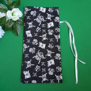 DCS47 -  Fekete alapon kalóz mintás bor textil ajándéktasak, zsák 14x32cm