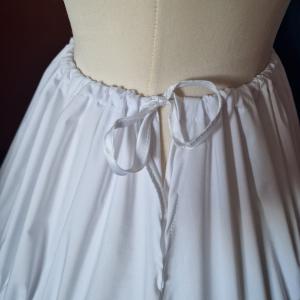 ESKÜVŐ ASZ88 - 3 körös fehér menyasszonyi alsószoknya, abroncs tüll fodros