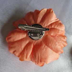 ESKÜVŐ BCS06 - Kitűző, bross, hajcsat - Kb. 9cm-es barack színű virág