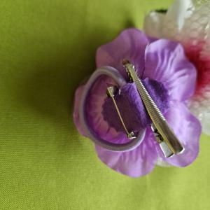 ESKÜVŐ BCS14B - Kitűző, hajdísz, hajgumi - 80mm-es levedulalila rózsa virág