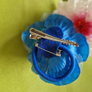 ESKÜVŐ BCS14C - Kitűző, hajdísz, hajgumi - 80mm-es kék rózsa virág