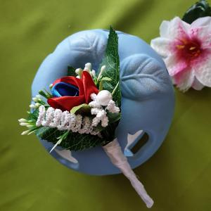 ESKÜVŐ BOK29 - Kék piros szatén rózsás kitűző, bokréta