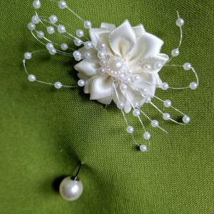 ESKÜVŐ BOK35 - Vőlegényi Kitűző ekrü színű szatén virággal, rezgővel