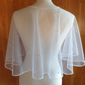 ESKÜVŐ BOL03 - Elegáns fehér színű gyöngyös boleró, pelerin szegett szélű