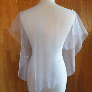 ESKÜVŐ BOL06 - Elegáns fehér színű gyöngyös boleró, pelerin csónak alakú nyakkivágás