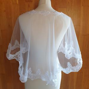 ESKÜVŐ BOL08 - Elegáns 95mm-es csipkés szélű hófehér színű boleró, pelerin