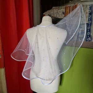 ESKÜVŐ BOL105 - Elegáns fehér színű szatén szélű gyöngyös boleró, pelerin