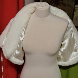 ESKÜVŐ BOL116 - Törtfehér menyasszonyi rövid ujjú csíkos szőrme boleró