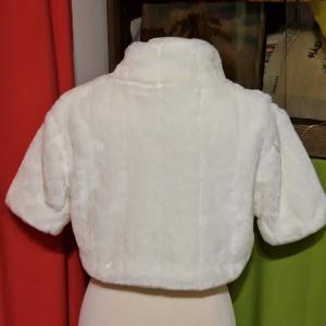 ESKÜVŐ BOL116 - Törtfehér menyasszonyi rövid ujjú csíkos szőrme boleró