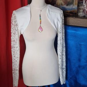 ESKÜVŐ BOL129B - Ekrü menyasszonyi hosszú ujjú bordűrös csipkés boleró