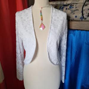 ESKÜVŐ BOL133 - Bordűrös menyasszonyi hosszú ujjú csipke boleró