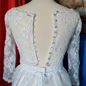 ESKÜVŐ BOL135 - Fehér menyasszonyi 1/2 ujjú, hátul gombos csipke boleró