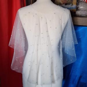 ESKÜVŐ BOL136 - Elegáns fehér színű gyöngyös boleró, pelerin