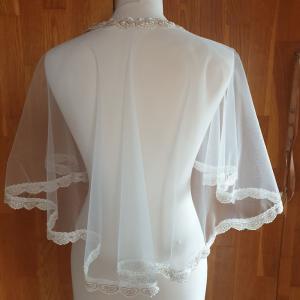 ESKÜVŐ BOL18 - Elegáns 25mm-es  bézs csipkés szélű ekrü színű boleró, pelerin