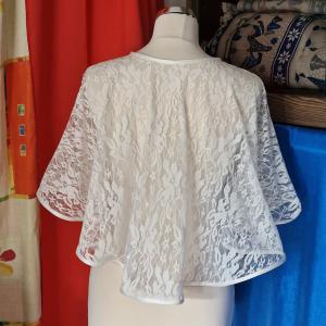 ESKÜVŐ BOL21B - Elegáns ekrü színű csipke boleró, pelerin - szögletes az eleje