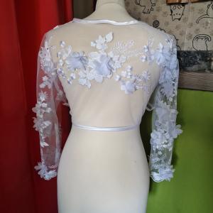 ESKÜVŐ BOL74 – 3D virágos hímzett hófehér hosszú ujjú menyasszonyi csipke boleró