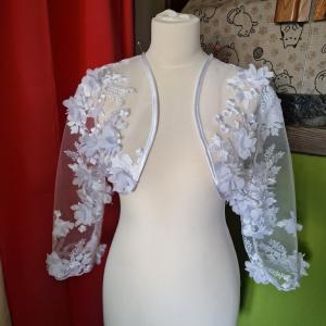 ESKÜVŐ BOL75 – 3D virágos hímzett hófehér hosszú ujjú menyasszonyi boleró