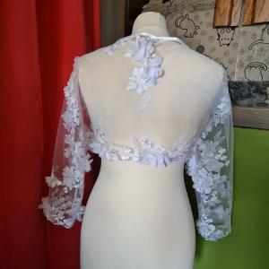 ESKÜVŐ BOL75 – 3D virágos hímzett hófehér hosszú ujjú menyasszonyi boleró