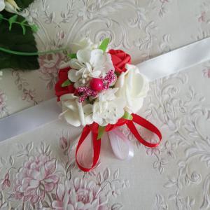 ESKÜVŐ CSD21 - Piros és fehér habvirágból készült csuklódísz