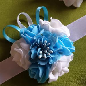 ESKÜVŐ CSD25 - Kék és fehér habvirágból készült csuklódísz