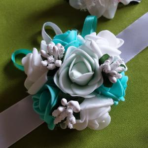 ESKÜVŐ CSD26 - Zöld és fehér habvirágból készült csuklódísz