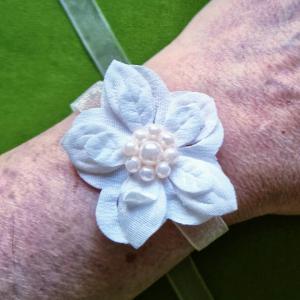 ESKÜVŐ CSD36 - Halvány rózsaszín 3D-s gyöngyös virágos csuklódísz