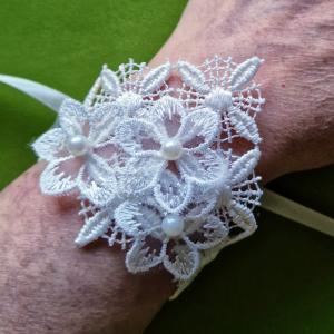 ESKÜVŐ CSD37 - Ekrü színű gyöngyös, virágos csuklódísz