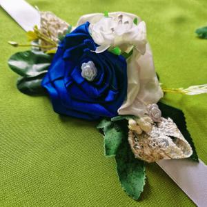 ESKÜVŐ CSD42 - Kék és ekrü árnyalatú csuklódísz + bokréta