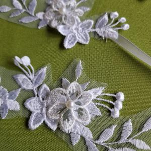 ESKÜVŐ CSD46 - Hímzett csipke csuklódísz fehér szatén virággal