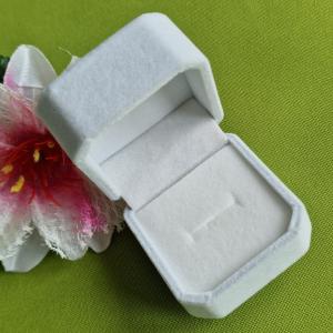 ESKÜVŐ DCS129 – Fehér plüss gyűrűtartó doboz