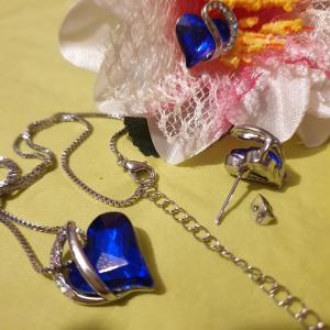 ESKÜVŐ ÉSZ05 - Opál köves, szív alakú medálos ékszer szett: nyaklánc + fülbevaló