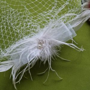 Esküvő FTY139 -  Menyasszonyi tollas, masnis, gyöngyös csattal ellátott fehér arcfátyol, kalitkafátyol