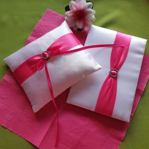 ESKÜVŐ GYP03 - Hófehér 19x16cm-es szatén gyűrűpárna pink szalaggal