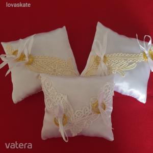 ESKÜVŐ GYP28 - Hófehér színű gyűrűpárna csipke rátéttel kb. 13x13cm