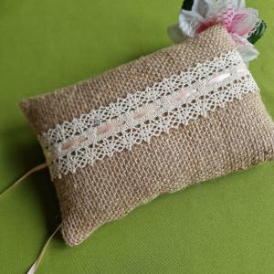 ESKÜVŐ GYP31 -  Fa szívvel díszített csipkés juta Gyűrűpárna