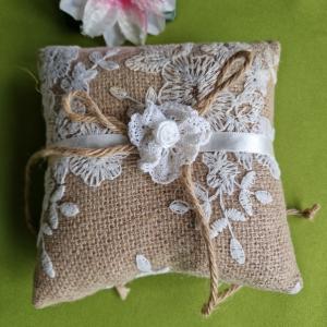 ESKÜVŐ GYP32 - Vintage stílusú juta gyűrűpárna csipke rátéttel kb. 14x14cm
