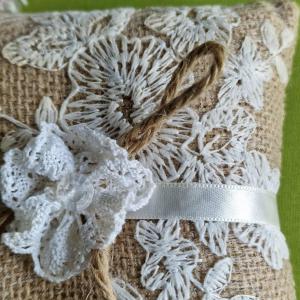 ESKÜVŐ GYP32 - Vintage stílusú juta gyűrűpárna csipke rátéttel kb. 14x14cm