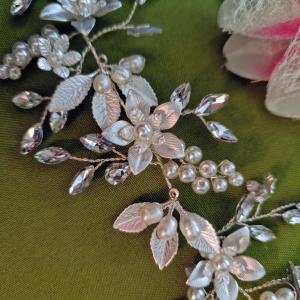ESKÜVŐ HAD150 – Menyasszonyi szőlőfürtös ezüst színű virágos hajdísz 7x27cm
