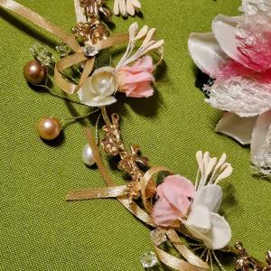 ESKÜVŐ HAD169 - Rózsaszín és fehér virágos gyöngyös menyasszonyi hajpánt, hajdísz