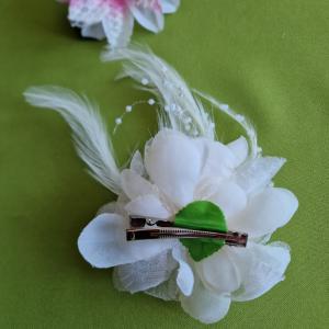 ESKÜVŐ HAD225 - Kitűző, hajdísz - 80mm-es fehér tollas virág