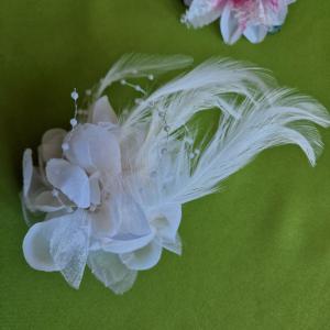 ESKÜVŐ HAD225 - Kitűző, hajdísz - 80mm-es fehér tollas virág