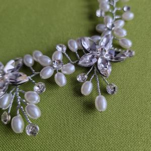 ESKÜVŐ HAD226 - Menyasszonyi strasszos, gyöngyös dupla hajfésűs hajdísz - ezüst alap