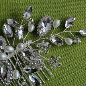 ESKÜVŐ HAD227 - Menyasszonyi strasszköves, gyöngyös virágos leveles hajfésű, hajdísz