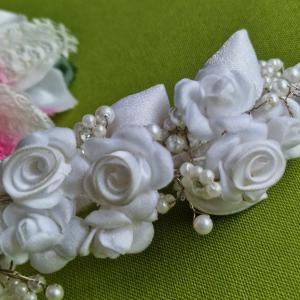 ESKÜVŐ HAD231 - Fehér szatén virágos. gyöngyös menyasszonyi hajpánt, hajdísz